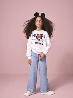 marksandspencer_SS23_Detska kolekce DISNEY_T74_1122C_mikina Myska Minnie s vysokym podilem bavlny_6-16let_599Kc_modelka.jpg